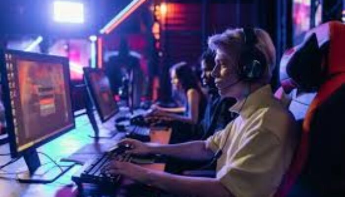 Manfaat dan Bahayanya Kecanduan Main Game Online