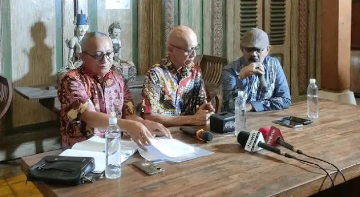 Keluarga Diplomat Arya Daru Tolak Hasil Polisi, Temukan Amplop Misterius dengan Isi Mengherankan