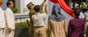 Siapakah Sosok Berhijab di Momen Pengibaran Sang Saka Merah Putih 1945?