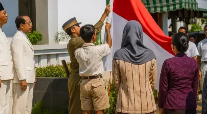 Siapakah Sosok Berhijab di Momen Pengibaran Sang Saka Merah Putih 1945?