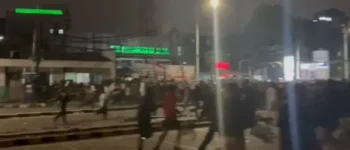 Dipukul Mundur Brimob, Massa Aksi Unjuk Rasa Semakin Bertambah dan Beri Perlawanan di Kawasan Petamburan
