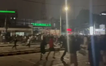 Dipukul Mundur Brimob, Massa Aksi Unjuk Rasa Semakin Bertambah dan Beri Perlawanan di Kawasan Petamburan