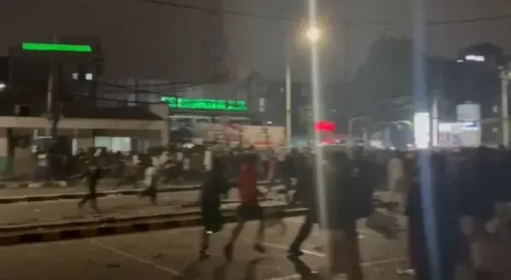 Dipukul Mundur Brimob, Massa Aksi Unjuk Rasa  Semakin Bertambah dan Beri Perlawanan di Kawasan Petamburan
