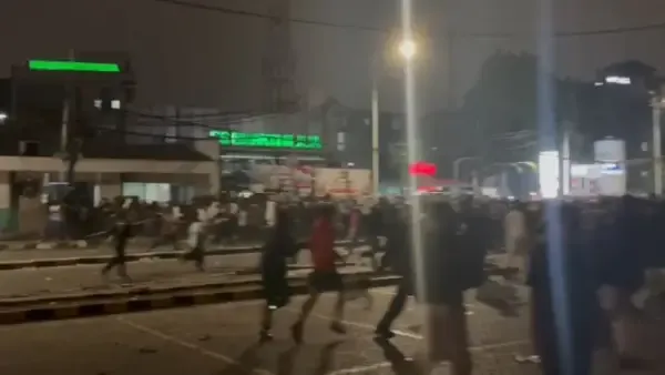Dipukul Mundur Brimob, Massa Aksi Unjuk Rasa Semakin Bertambah dan Beri Perlawanan di Kawasan Petamburan