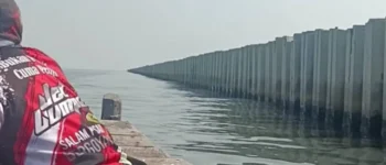 Bukan Lagi Pagar Bambu, sekarang Viral! Tanggul Beton di Pesisir Jakarta Utara yang Ganggu Kegiatan Nelayan