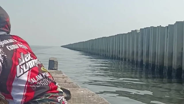 Bukan Lagi Pagar Bambu, sekarang Viral! Tanggul Beton di Pesisir Jakarta Utara yang Ganggu Kegiatan Nelayan