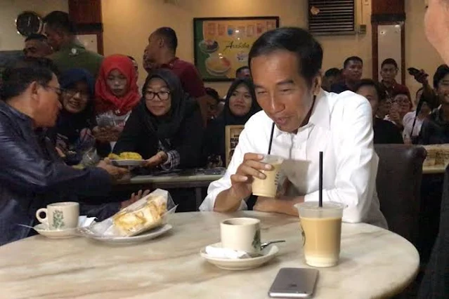 DiManakah Jokowi saat Pembakaran dan Penjarahan Merebak di Berbagai Daerah