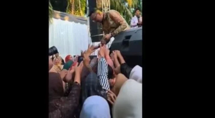 Viral! Video Bupati Labusel Joget Sambil Nyawer Emak-Emak Rp50.000 di Hajatan