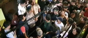 Viral! Video Rumah Aparat Digeruduk Warga Diduga Jebak Anak SMP Bawa Sabu, Polisi Sebut Hoaks