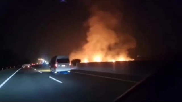 HEBOH! Video Diduga Meteor Jatuh dari Langit di Cirebon, Picu Kebakaran Dekat Tol Ciperna