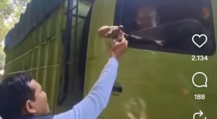 Viral!! Video Wagub Aceh Hentikan Truk Berpelat Nomor Daerah Lain, Dikira Nilang Ternyata Kasih Uang Makan