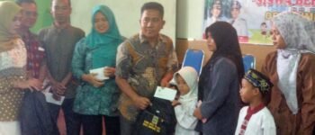 Pemdes Simpang Tais Salurkan Bantuan Peralatan Sekolah kepada 30 Siswa Berprestasi