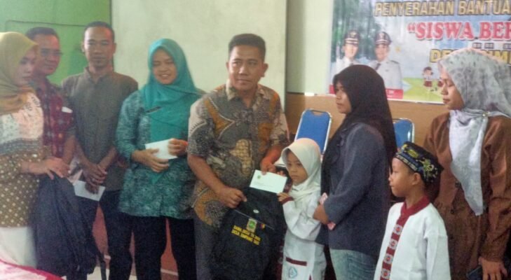 Pemdes Simpang Tais Salurkan Bantuan Peralatan Sekolah kepada 30 Siswa Berprestasi