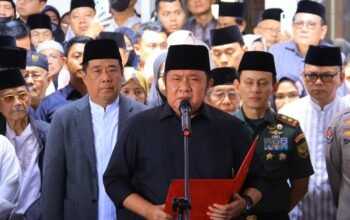 Pelepasan Penuh Khidmat, Herman Deru Pimpin Upacara di Rumah Duka