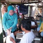 Momentum Ramadan, TP PKK Palembang Berbagi Sembako untuk Masyarakat yang Bermukim di TPA Sukawinatan