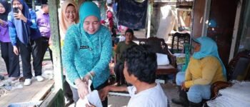 Momentum Ramadan, TP PKK Palembang Berbagi Sembako untuk Masyarakat yang Bermukim di TPA Sukawinatan