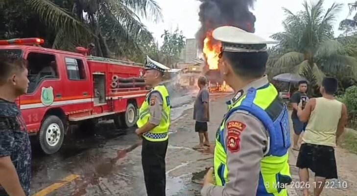 Kecelakaan di Km 182 Bayung Lencir, Truk Tangki BBM Terbakar Usai Tabrak Tronton Box yang Antre Macet