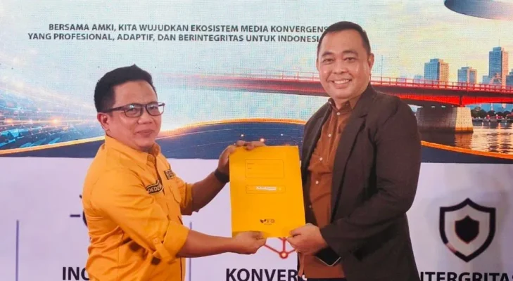 Ketua DPD AMKI Sumsel Dede Umar Serahkan Mandat Kepada Asnaini Khamsin untuk Memimpin AMKI Banyuasin