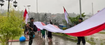Meski Cuaca Tak Bersahabat, Warga Fakfak Tetap Padati Kirab Merah Putih Penuh Semangat Nasionalisme