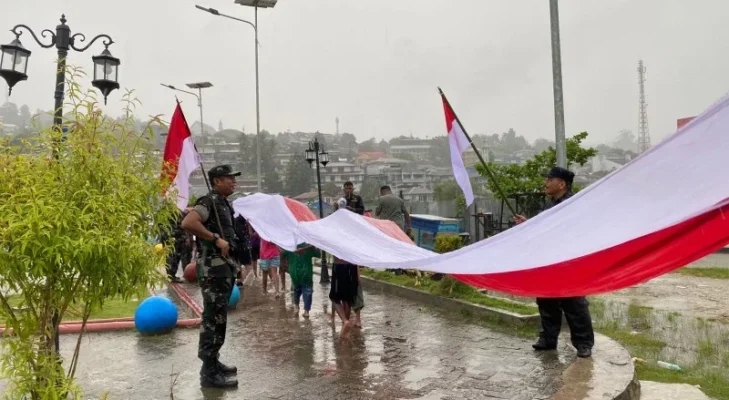 Meski Cuaca Tak Bersahabat, Warga Fakfak Tetap Padati Kirab Merah Putih Penuh Semangat Nasionalisme
