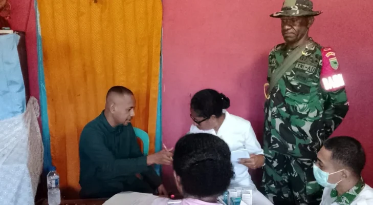 Demi Generasi Emas Papua, Babinsa dan Puskesmas Fakfak Tengah Intensif Dampingi Kegiatan Posyandu di Kampung Hambriamkindik