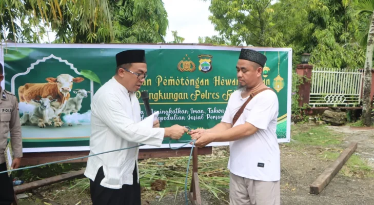 Polres Fakfak Salurkan Daging dari 12 Hewan Kurban kepada Masyarakat Sekitar, Idul Adha Jadi Ajang Mempererat Silaturahmi