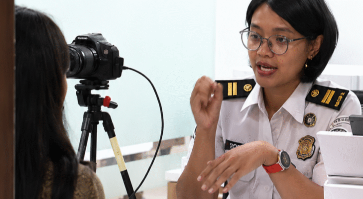 Pelayanan Bahasa Isyarat Petugas Imigrasi Ngurah Rai Tuai Apresiasi Warganet