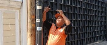 Tak Tunggu Lama, PPSU Jelambar Amankan Kabel Putus di Tengah Permukiman Warga