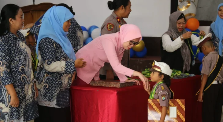 Suasana Haru dan Bahagia Warnai Penamatan Peserta Didik TK Kemala Bhayangkari 15 Fakfak Tahun Ajaran 2025/2026