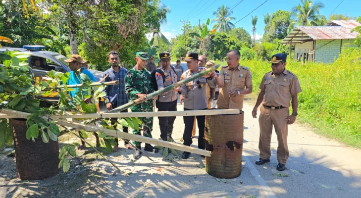 Kapolres Fakfak Kedepankan Dialog dan Sinergi, Aksi Pemalangan Jalan di Kampung Werpigan Berakhir Damai