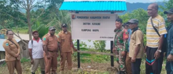 Semangat Gotong Royong Warga Kampung Warpa, Kepala Kampung Pimpin Pemasangan Papan Nama sebagai Identitas Wilayah