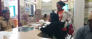 Antrean Panjang Tak Ganggu Pelayanan, Disdukcapil Fakfak Tetap Sigap Layani Kebutuhan Administrasi Kependudukan Warga