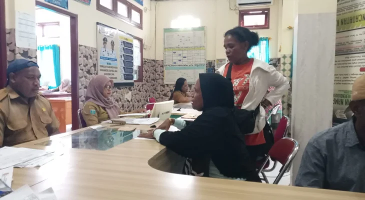 Antrean Panjang Tak Ganggu Pelayanan, Disdukcapil Fakfak Tetap Sigap Layani Kebutuhan Administrasi Kependudukan Warga