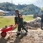 Babinsa Koramil 1803-04/Karas Turun Langsung Bantu Pembangunan Balai Kampung Malakuli, Perkuat Sinergi dengan Masyarakat