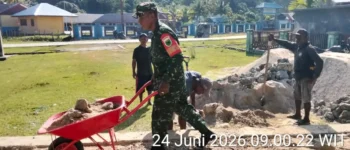 Babinsa Koramil 1803-04/Karas Turun Langsung Bantu Pembangunan Balai Kampung Malakuli, Perkuat Sinergi dengan Masyarakat