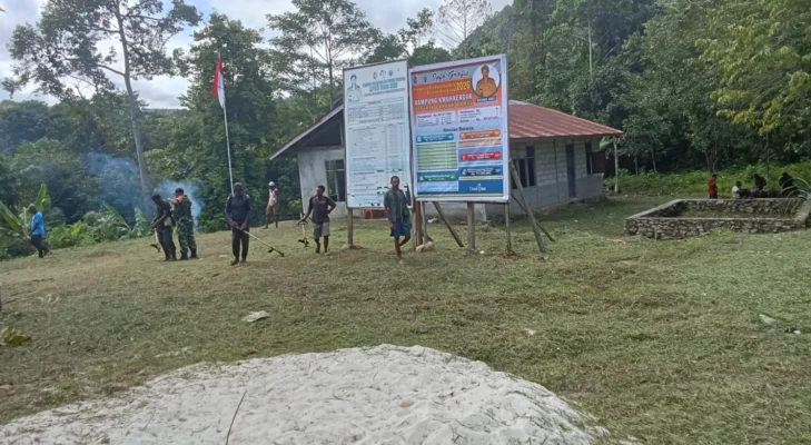 Pererat Silaturahmi dan Tingkatkan Kepedulian Lingkungan, Babinsa Fakfak Barat Ajak Warga Kampung Kwuhkedak Kerja Bakti