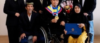 Kehilangan Kedua Kaki Tak Hentikan Langkah Rozi Raih Doktor dengan IPK Sempurna