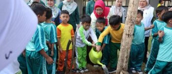 Sekolah Lebih Sejuk, Sudin Tamhut Tanam 20 Pohon dan Ajarkan Cara Merawatnya