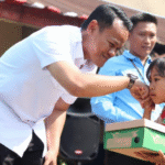 Ratusan Pasang Sepatu dari Gaji Bupati untuk Anak Purbalingga
