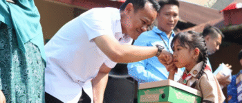 Ratusan Pasang Sepatu dari Gaji Bupati untuk Anak Purbalingga