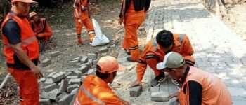 Belasan PPSU Gerak Cepat Perbaiki Jalan Rusak di Pulau Untung Jawa