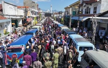Unique! Kediri Hosts Mass Wedding Inside VW Kombis as 53 Couples Officially Tie the Knot