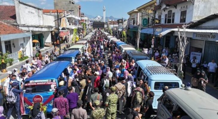 Unique! Kediri Hosts Mass Wedding Inside VW Kombis as 53 Couples Officially Tie the Knot