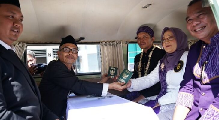 Unik! Kota Kediri Gelar Nikah Massal di VW Kombi, 53 Pasangan Resmi Jadi Suami Istri