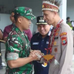 Kapolres Fakfak AKBP Naim Ishak Resmi Tiba, Disambut Prosesi Adat dan Kehangatan Forkopimda di Bandara Siboru