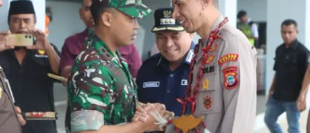 Kapolres Fakfak AKBP Naim Ishak Resmi Tiba, Disambut Prosesi Adat dan Kehangatan Forkopimda di Bandara Siboru