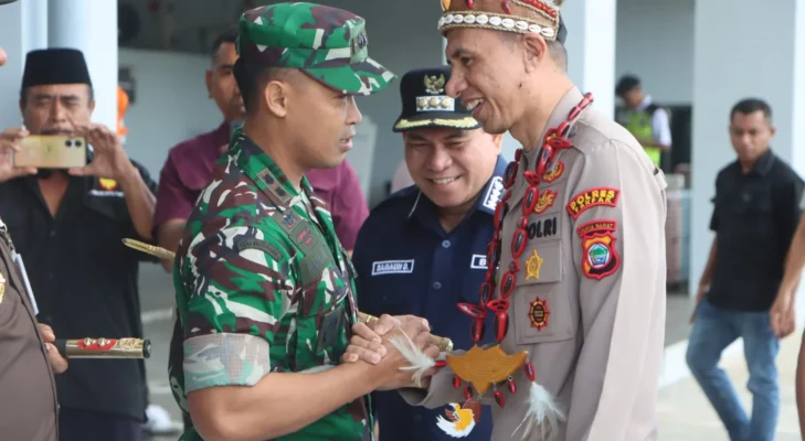 Kapolres Fakfak AKBP Naim Ishak Resmi Tiba, Disambut Prosesi Adat dan Kehangatan Forkopimda di Bandara Siboru