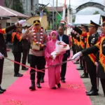 Kapolres Fakfak AKBP Naim Ishak Disambut Meriah dengan Tradisi Pedang Pora, Simbol Dimulainya Pengabdian Baru kepada Masyarakat
