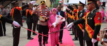 Kapolres Fakfak AKBP Naim Ishak Disambut Meriah dengan Tradisi Pedang Pora, Simbol Dimulainya Pengabdian Baru kepada Masyarakat