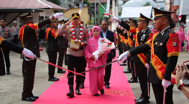 Kapolres Fakfak AKBP Naim Ishak Disambut Meriah dengan Tradisi Pedang Pora, Simbol Dimulainya Pengabdian Baru kepada Masyarakat